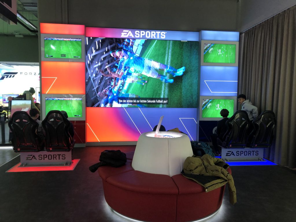 image représentant un écran sur lequel est diffusé un tournoi de e-sport